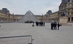 متحف اللوفر يتعرّض لعملية سطو.. اللصوص سرقوا مجوهرات ولاذوا بالفرار